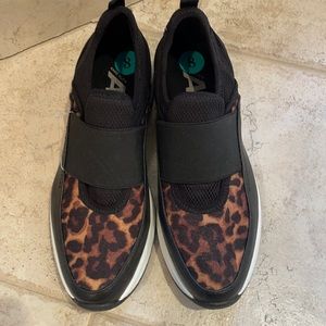 Anne Klein brand new sneaker leopard print sz8